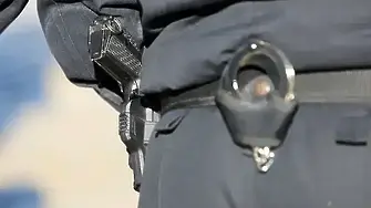 Полицаи опрели пистолет в главата на мигрант и го обрали