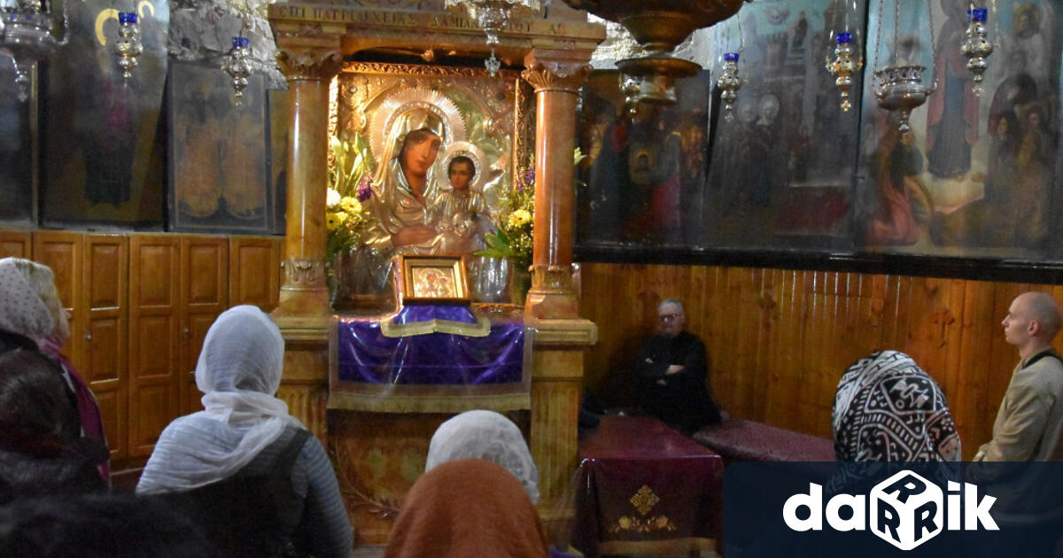 Православната църква почита днес църковния празник Рождество на Пресвета Богородица