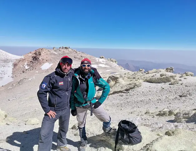 Двама българи изкачиха петхилядника Дамаванд в Иран