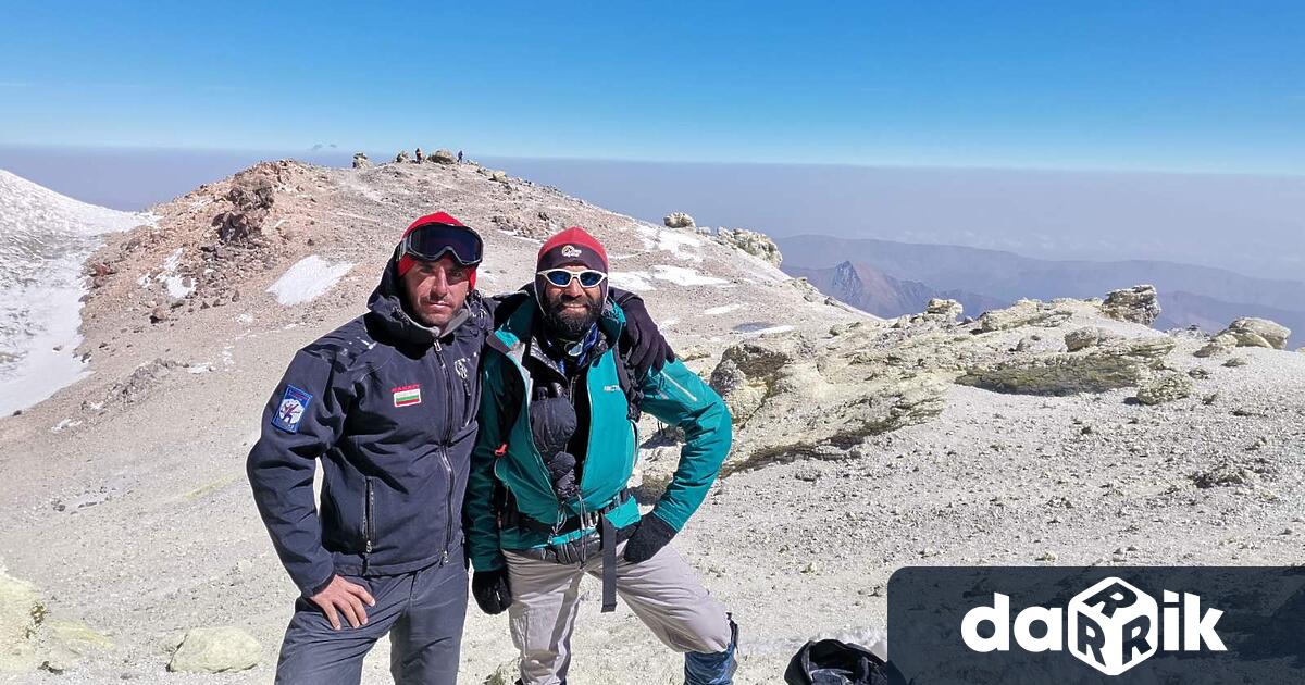 Двама българи изкачиха неотдавна най-високият връх на Иран- вулкана Дамаванд