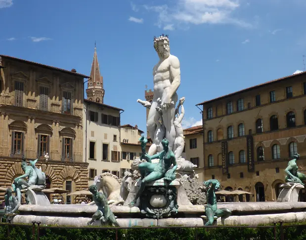 Турист повреди прочут фонтан във Флоренция, за да си направи снимка (видео)