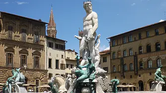 Турист повреди прочут фонтан във Флоренция, за да си направи снимка (видео)