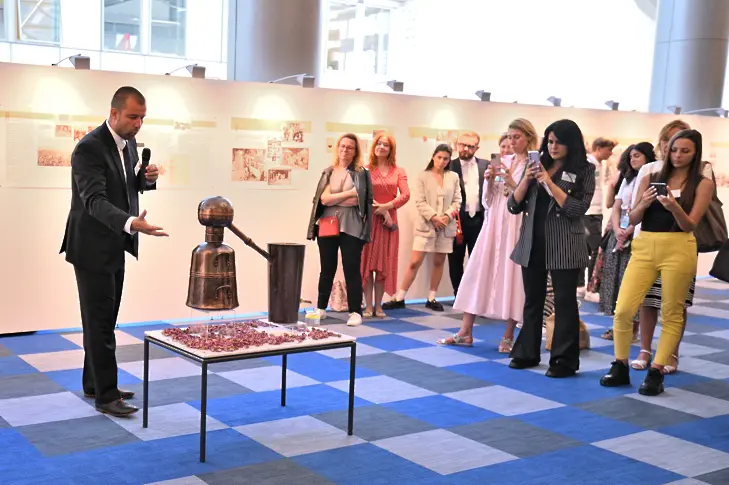 Изложба в Европейския парламент представя българските традиции в производството на розово масло
