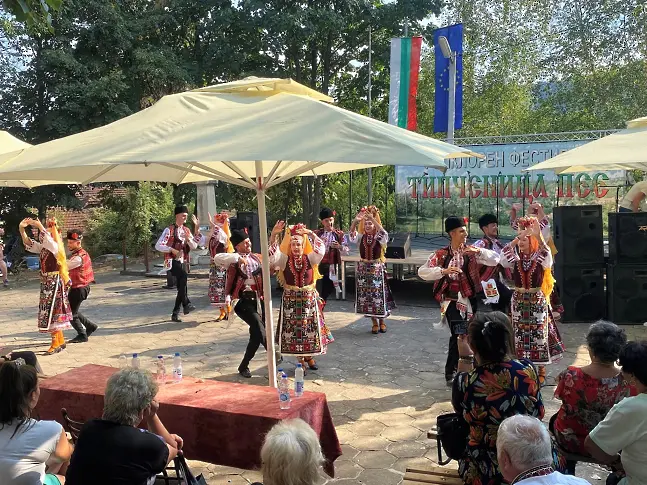 Близо 250 самодейци се изявиха на XV Фолклорен фестивал „Типченица пее”