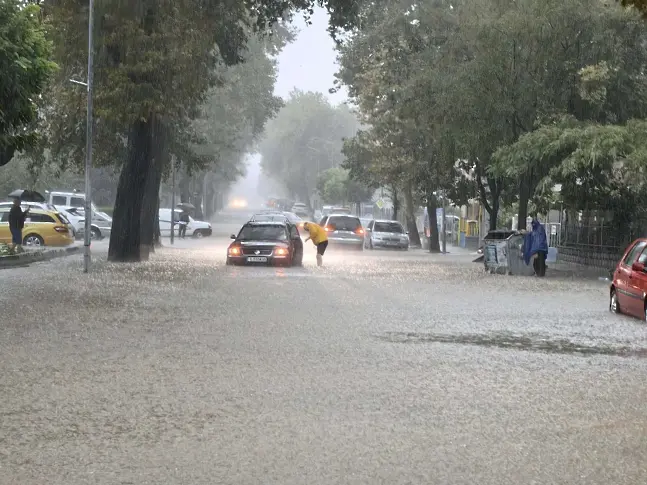 Невиждани валежи в Царево потопиха автомобили и беседки (видео)