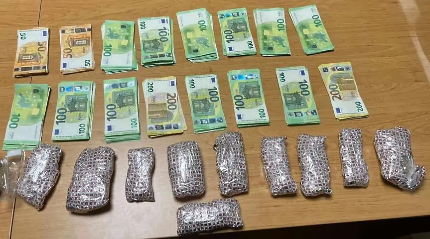 В Лесово: Контрабандист пренася в хладилник злато и валута