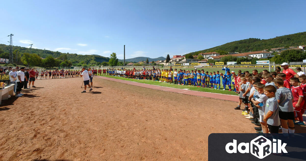 Стотици деца демонстрираха талант и любов към футбола на зеления