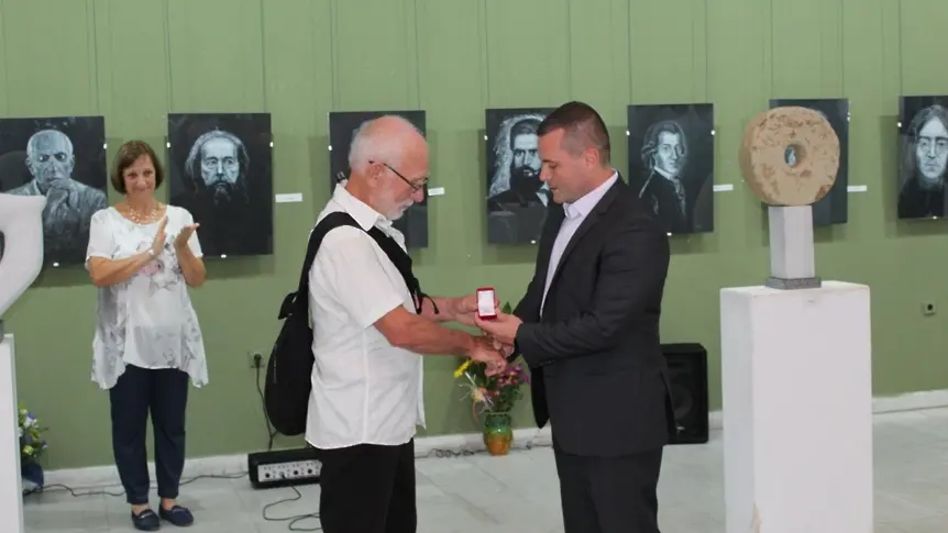 Пенчо Милков връчи златна значка на скулптора Зюхтю Калит за 70-годишния му юбилей