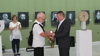 Пенчо Милков връчи златна значка на скулптора Зюхтю Калит за 70-годишния му юбилей