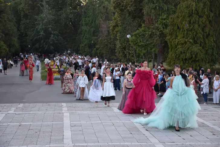 Модното ревю „Срещу течението“ във Видин с опит за рекорд на Гинес