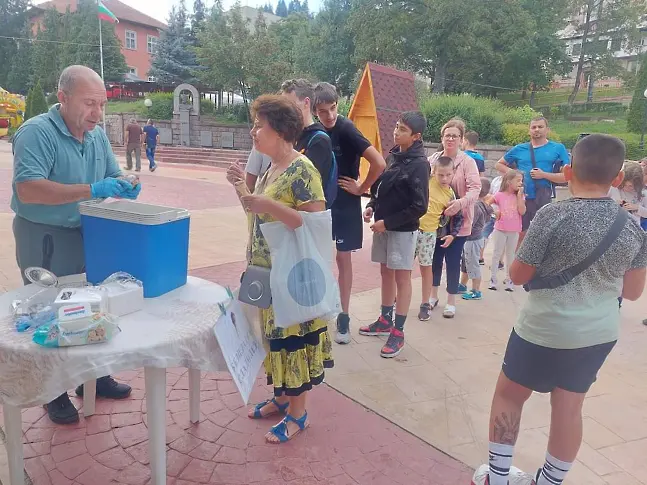 Бивш метеоролог отново раздава безплатно сладолед в центъра на Смолян 