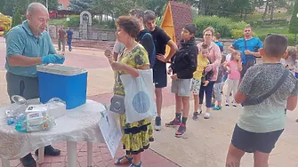 Бивш метеоролог отново раздава безплатно сладолед в центъра на Смолян 