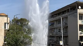 Гейзер с височина над 25 метра изригна в центъра на Плевен (видео и снимки)