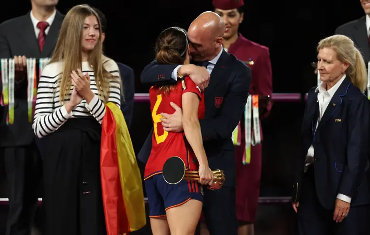 След целувката: Президентът на Испанската футболна федерация се оттегли от поста