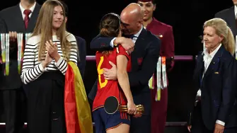 След целувката: Президентът на Испанската футболна федерация се оттегли от поста