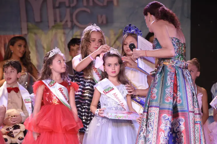 Дъщерята на Мисис Бургас спечели корона на Малка Мис България 