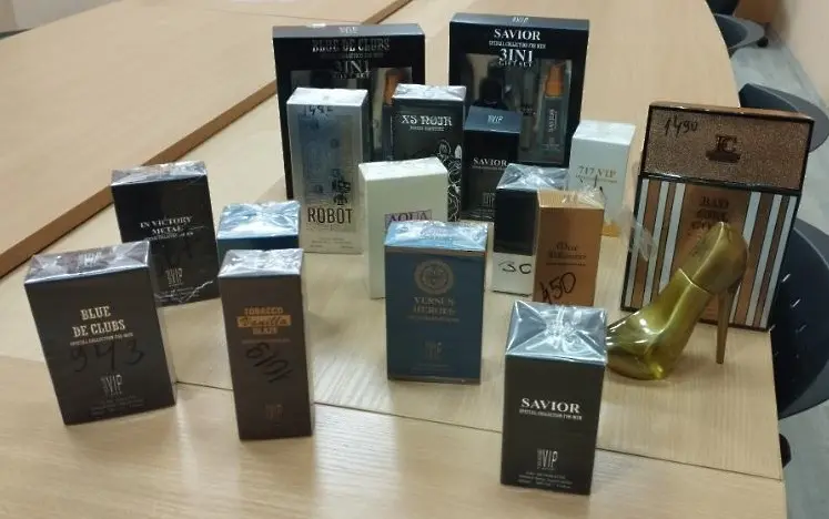 Хиляди фалшиви парфюми задържани на варненското пристанище (СНИМКИ)