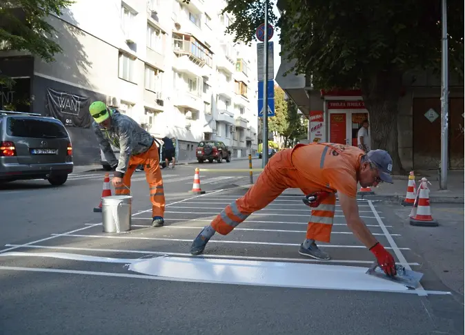 Обновяват пешеходната маркировка около училищата във Варна
