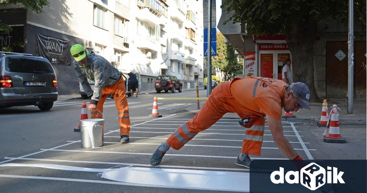 Обновяване на пешеходната маркировка около училищата във Варна се извършвапреди