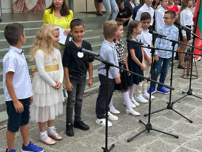 Училищния праг прекрачиха над 24 000 ученици в Бургас