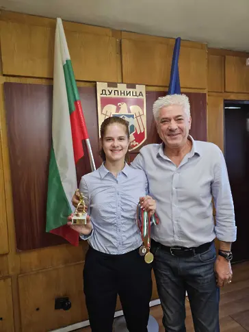  Дея Милтанова гостува в кабинета на кмета на община Дупница 