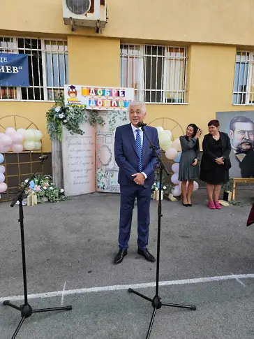 С малко цветя и много усмивки бе започва новата учебна година в ОУ "Евлоги Георгиев" в Дупница