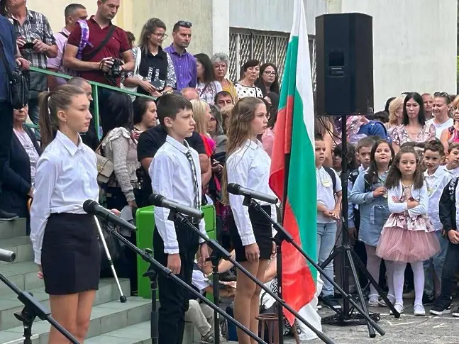 Училищния праг прекрачиха над 24 000 ученици в Бургас