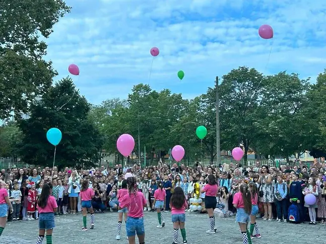 Училищния праг прекрачиха над 24 000 ученици в Бургас