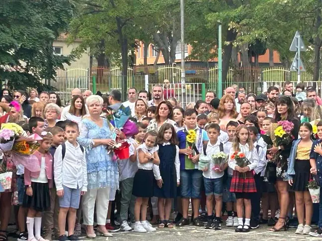 Училищния праг прекрачиха над 24 000 ученици в Бургас