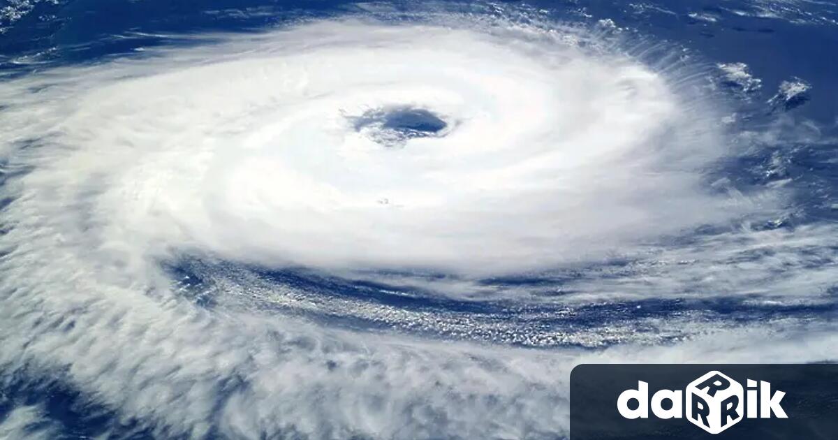 Ураганът Лий премина от буря от първа категория до ураган