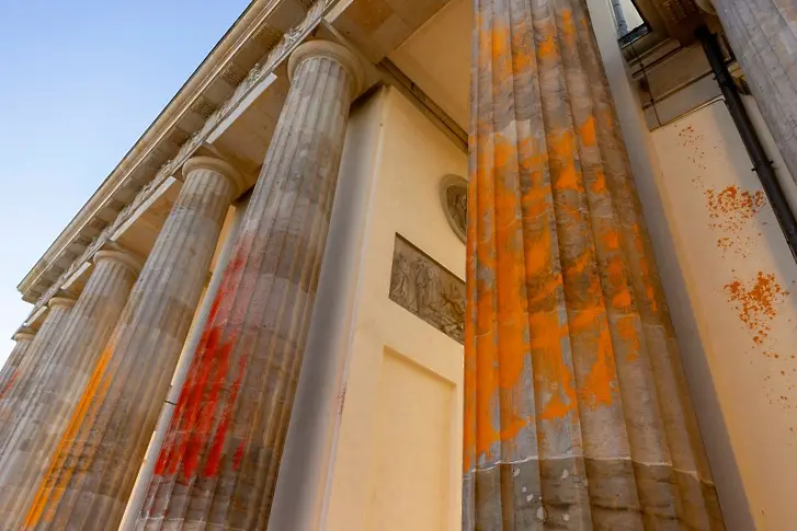 Екоактивисти изрисуваха със спрей Бранденбургската врата