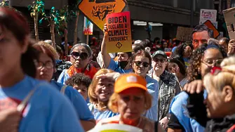 Десетки хиляди излязоха на протест за климата в Ню Йорк
