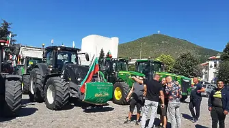 Земеделците от Сливенско блокират две от възловите кръстовища в региона