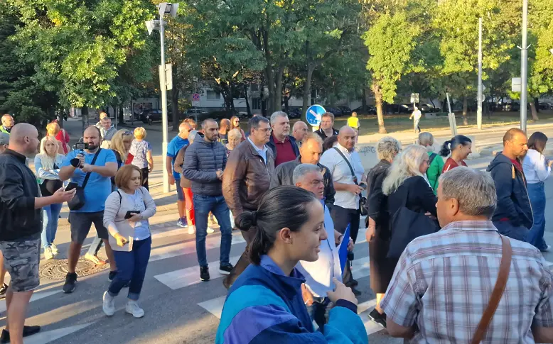 Блокираха за час възлово кръстовище в "Южен" 