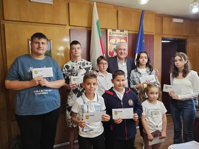 Стипендиантите от поредната кампания на Община Дупница за подпомагане на даровити деца получиха своите финансови стимули 