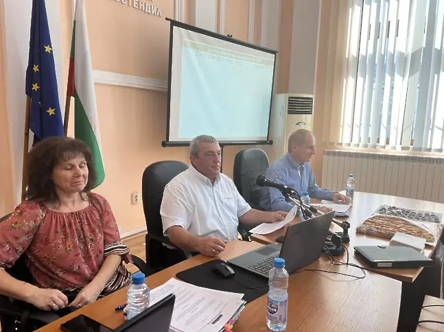 Кметът Петър Паунов отговаря на въпроси за спирковите навеси в Кюстендил