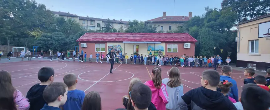 В ИНУ Христо Ботев стартира инициативата Преди часовете хорото поведете