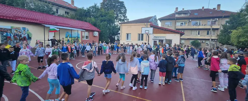 В ИНУ Христо Ботев стартира инициативата Преди часовете хорото поведете