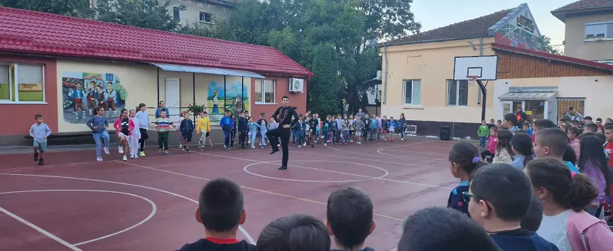 В ИНУ Христо Ботев стартира инициативата Преди часовете хорото поведете