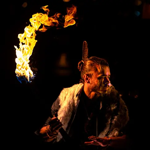 Чешкият цирков артист Ондра Хунал ще гостува в Бургас със супер огнено шоу „Полетът на Жар птицата”