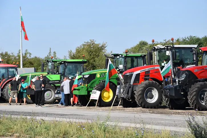 Земеделци блокираха за час пътя София - Русе край Плевен/СНИМКИ/