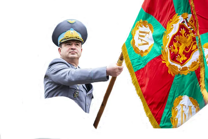 Началникът на ВВВУ „Георги Бенковски“ бригаден генерал Юлиян Радойски поздравява гражданите на област Плевен с деня на независимостта на България 