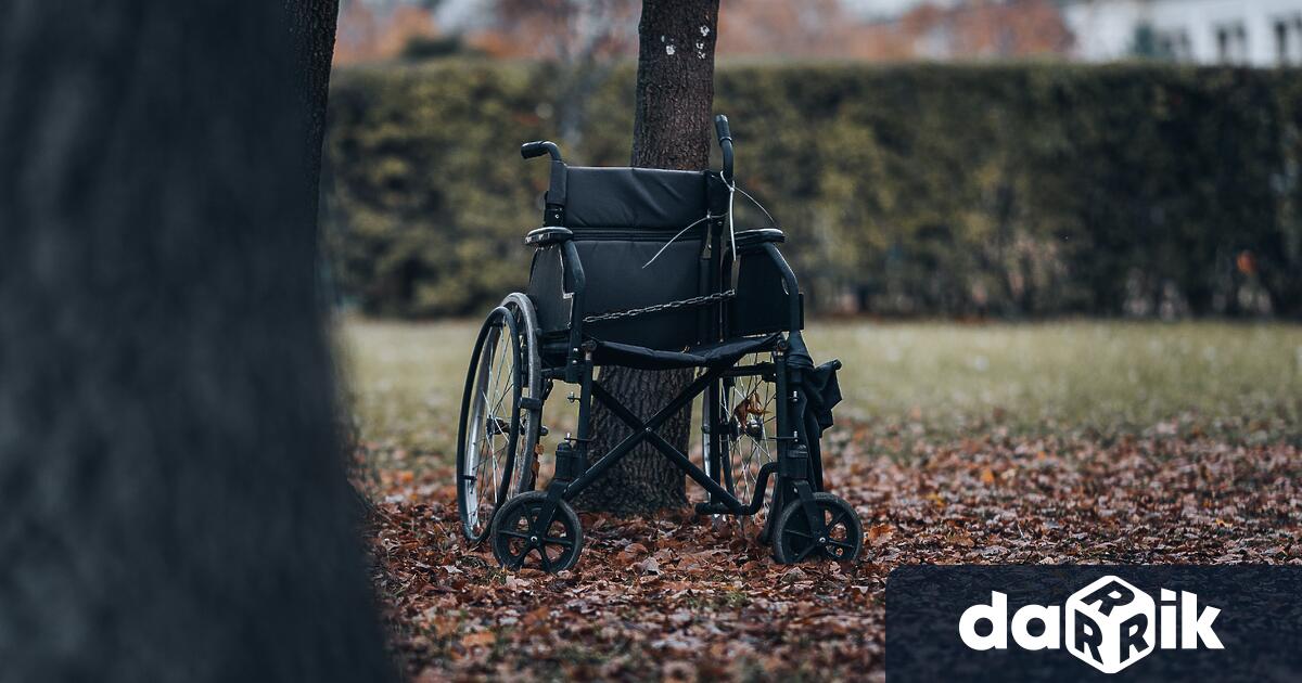 Мъж на 59 години в инвалидна количка е блъснат в
