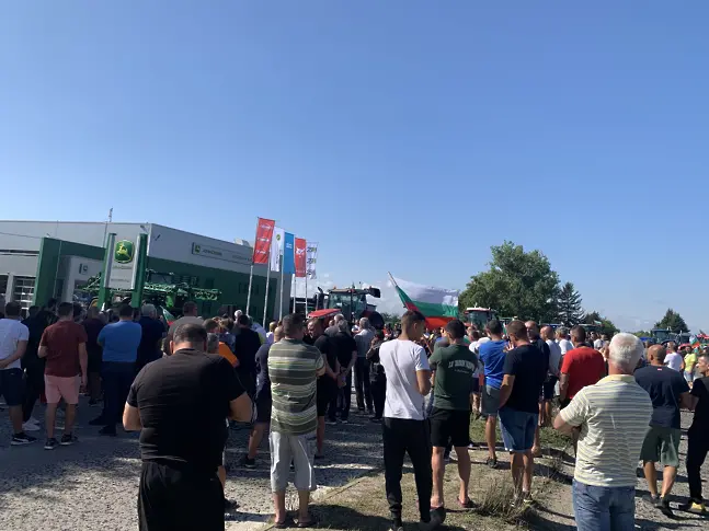 Земеделци блокираха за час пътя София - Русе край Плевен/СНИМКИ/