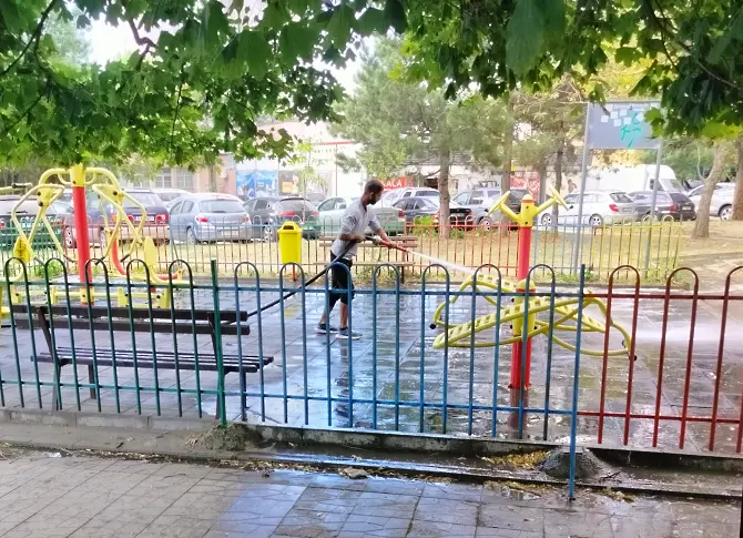 Мият детските площадки във Варна