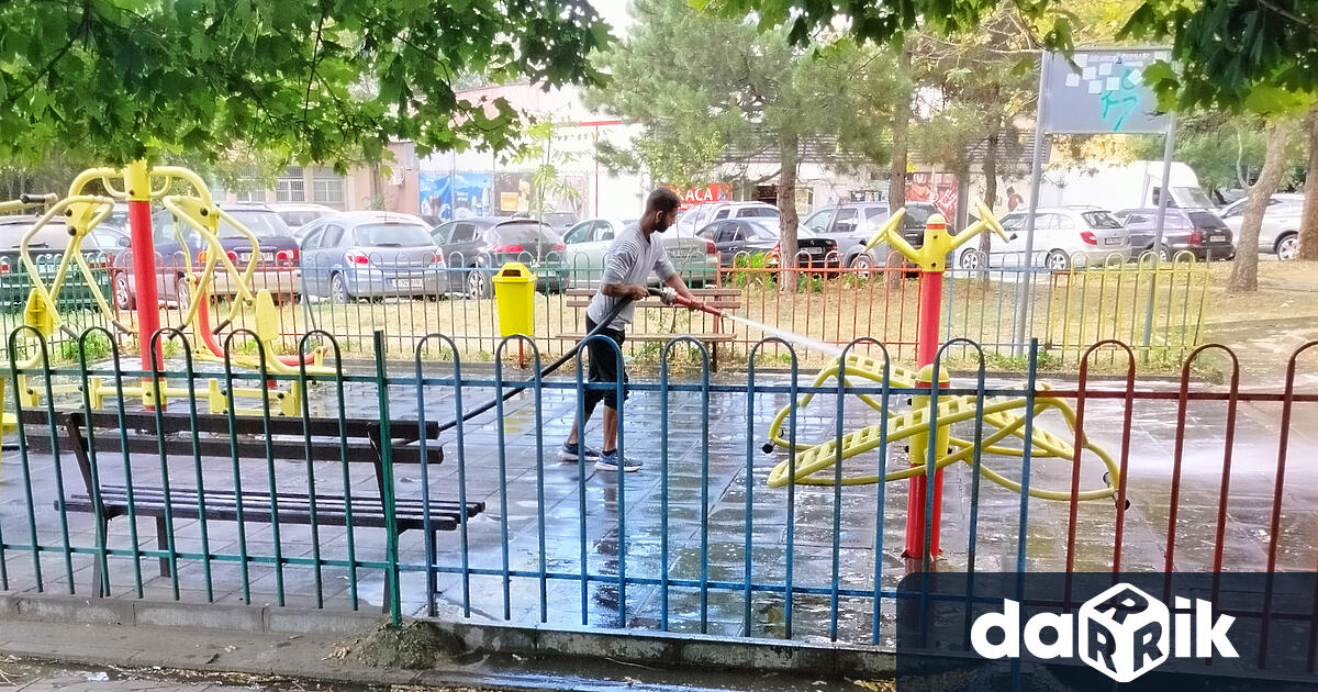 Измити са 55 детски площадки в район Приморски съобщиха от