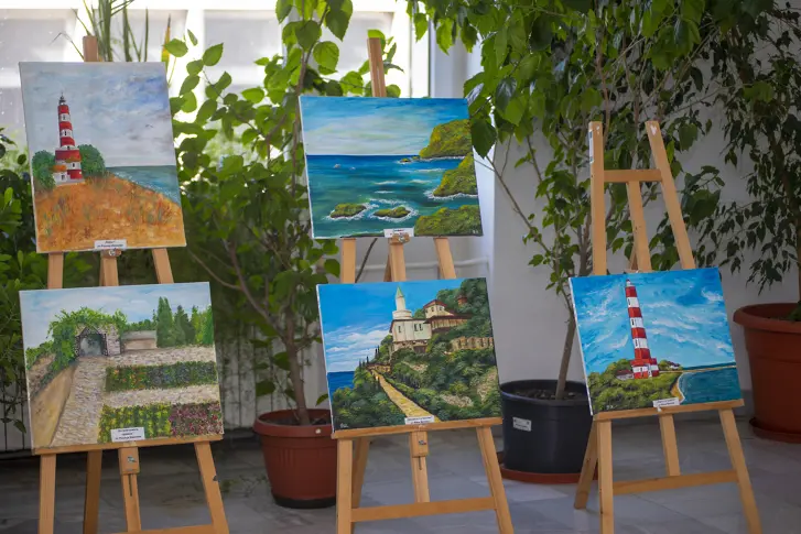 Обща художествена изложба на участници в юбилеен пленер е подредена в Община Мездра