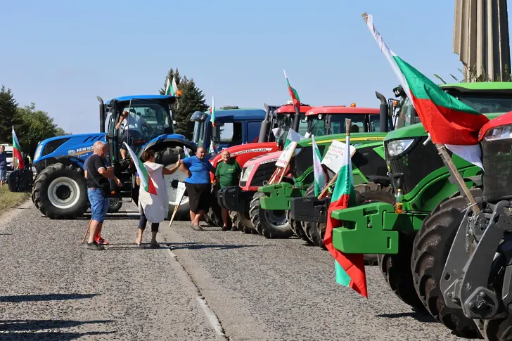 Земеделци протестират на възлови точки в цялата страна