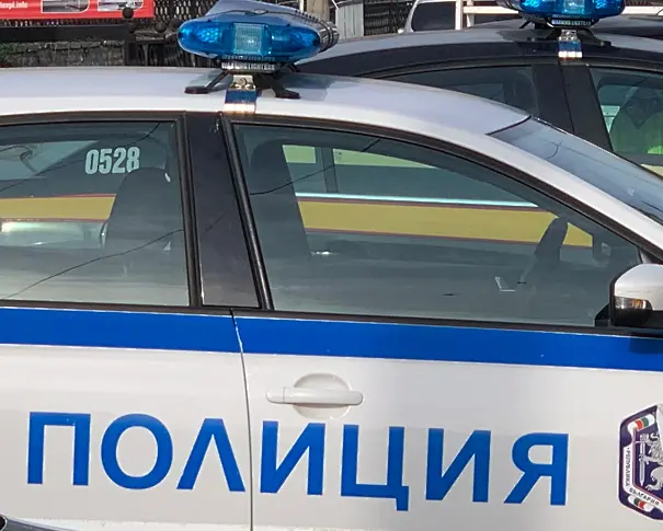 Задържаха пиян шофьор, преобърнал колата си на пътя между Върбица и Буковлък