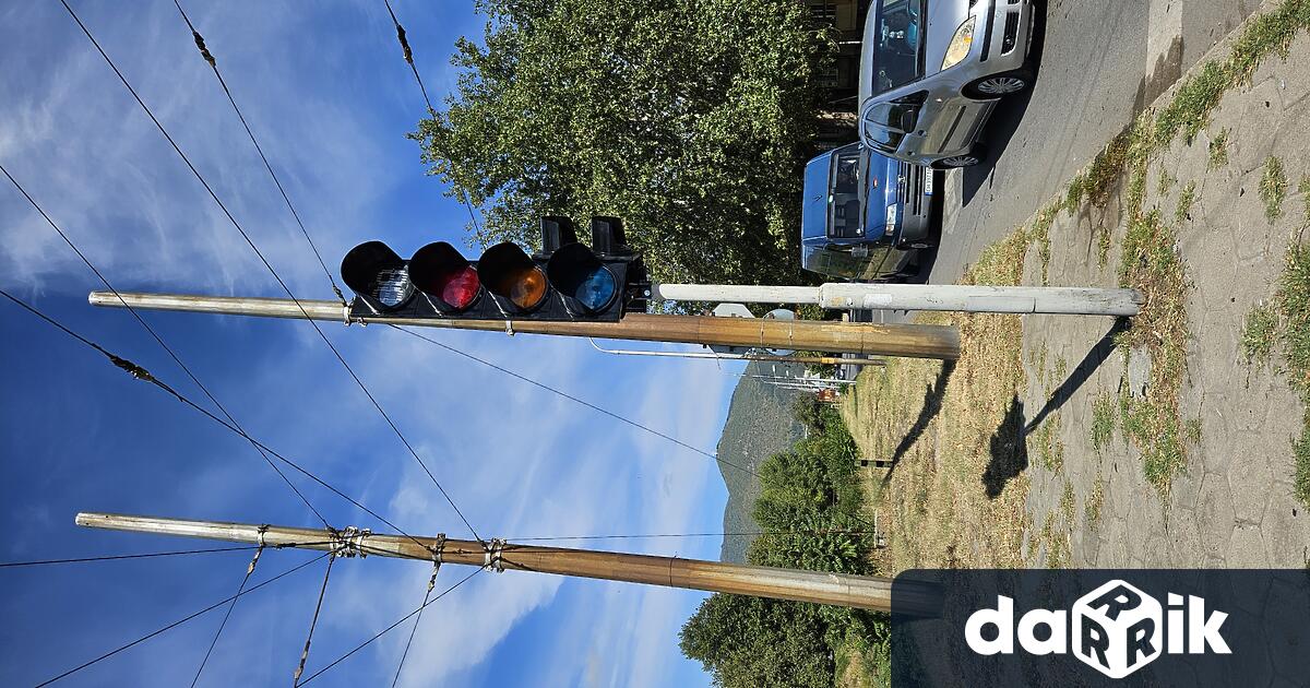 Счупеният светофар на стъкленото кръстовище на бул Илинденско въстание е